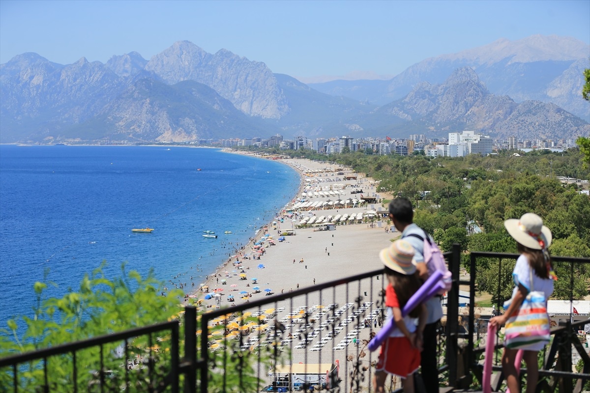 Antalya\'da Sıcak Hava ve Nem Sahillerde Yoğunluk Oluşturdu