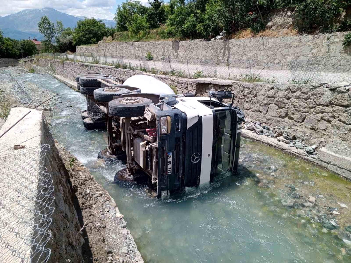 Erzincan\'da beton mikseri su kanalına uçtu