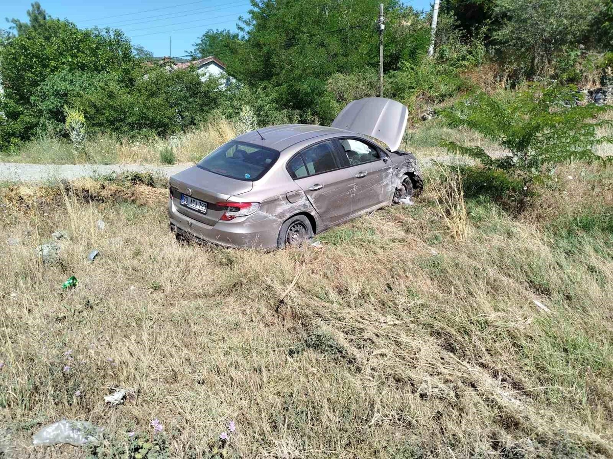 Bilecik\'te Kontrolden Çıkan Otomobil Yol Kenarındaki Yamaca Çarptı
