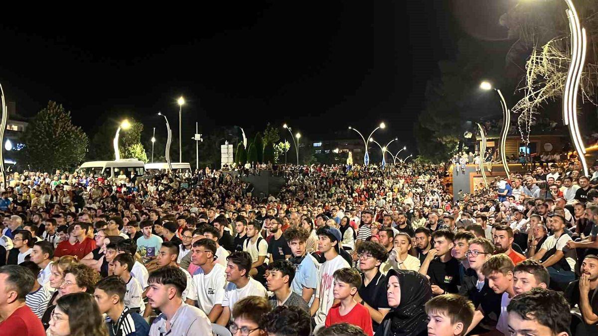 Binlerce Bolulu Vatandaş Milli Maçı İzledi