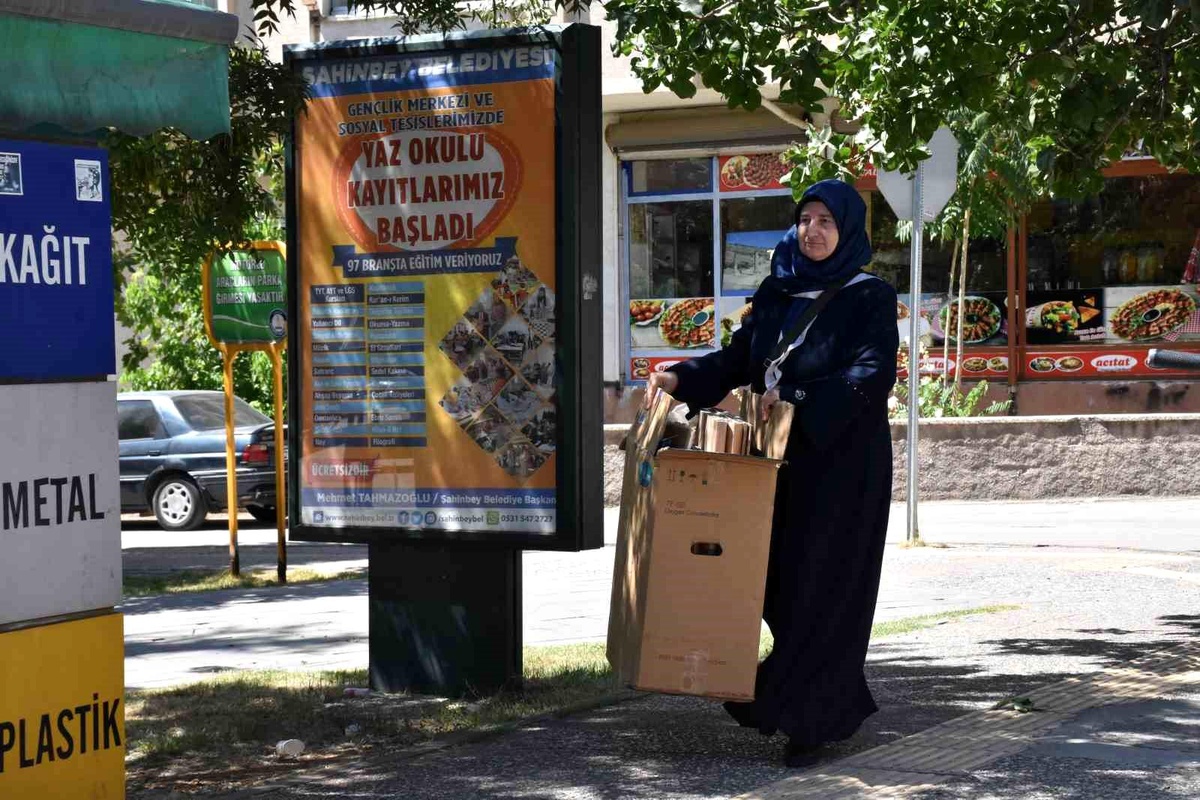 Gaziantep\'te Atıklarla Çocuklara Top Dağıtan Sevgi Fidan