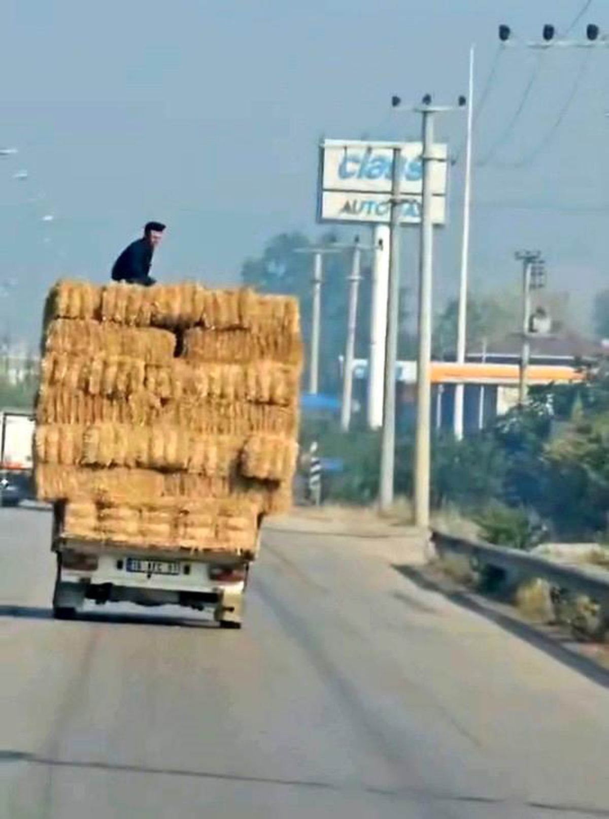 İnegöl\'de Tehlikeli Yolculuk: Genç Saman Balyalarının Üzerinde Seyir Halinde