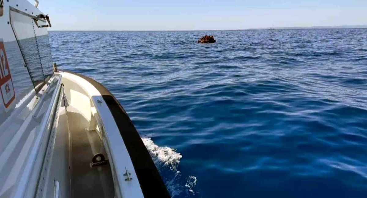 Marmaris\'te Yunanistan tarafından geri itilen 27 düzensiz göçmen kurtarıldı