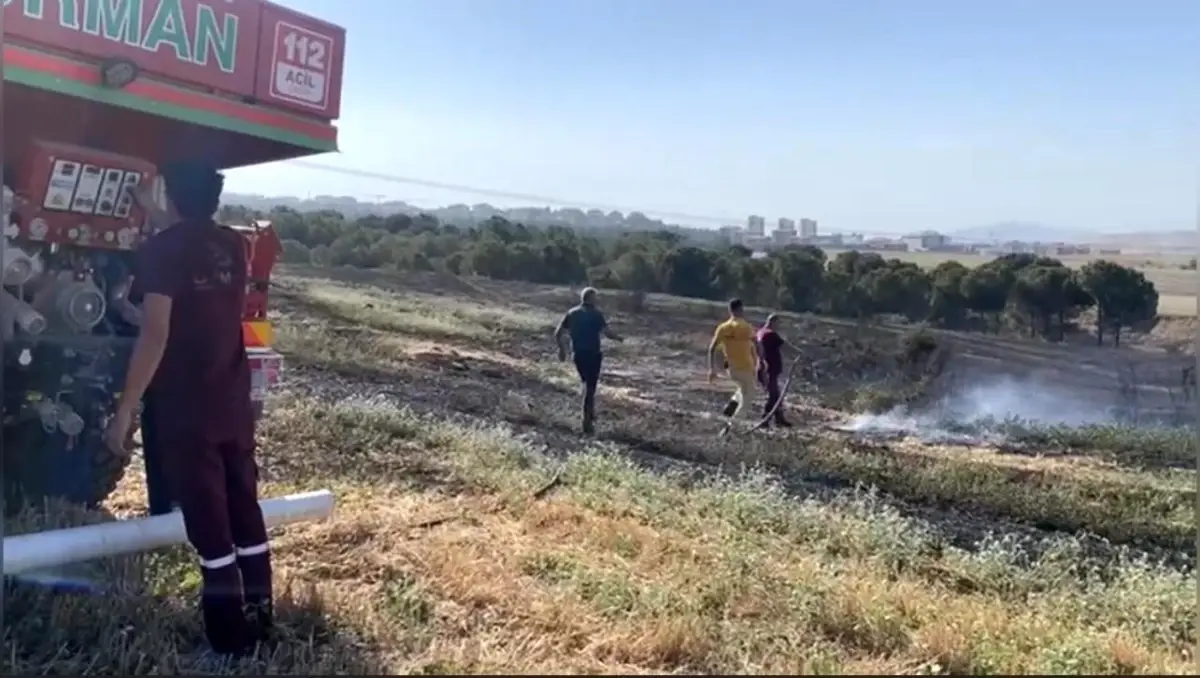 Osmaniye\'de Ormana Yakın Mesafede Çıkan Anız Yangını Zamanında Söndürüldü