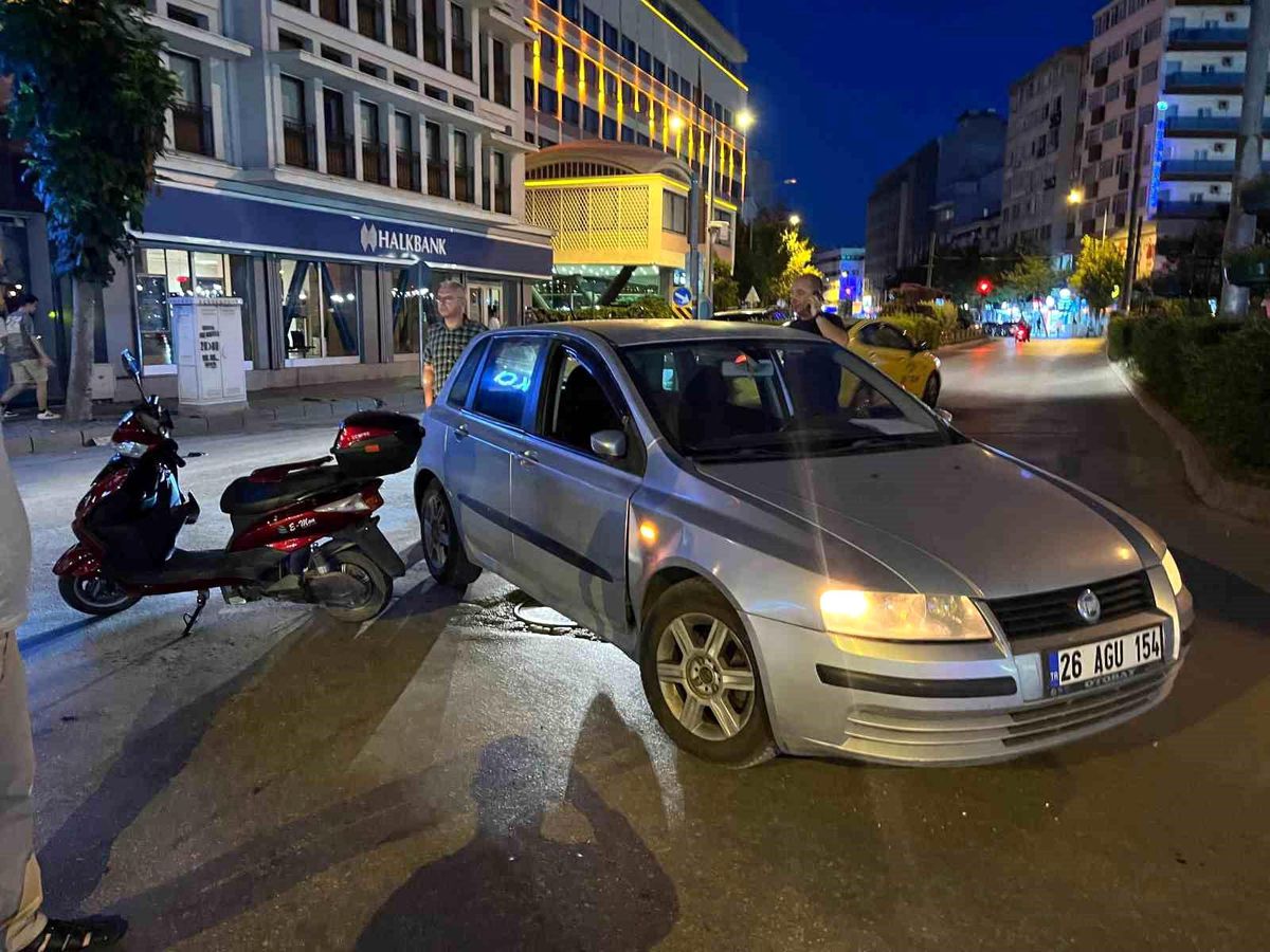 Eskişehir\'de Otomobile Çarpan Elektrikli Bisikletin Sürücüsü Yaralandı