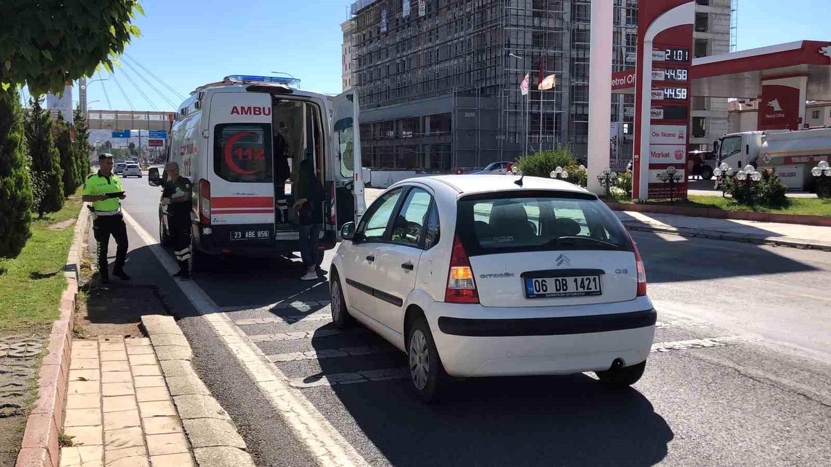 Elazığ\'da Yolun Karşı Tarafına Geçmek İsteyen Yaya Otomobilin Çarpması Sonucu Yaralandı