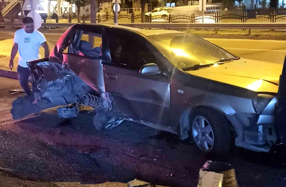 Samsun\'da park halindeki araçlara çarpan otomobilde 2 kişi yaralandı