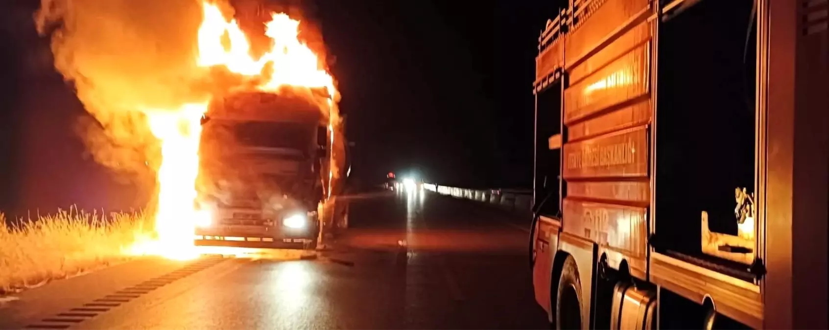 Hatay\'da seyir halindeyken yanmaya başlayan tır alevlere teslim oldu