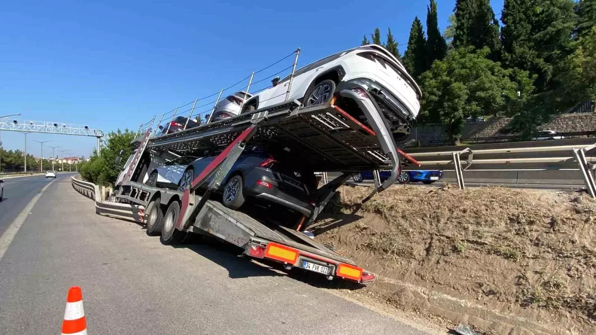 İzmit\'te tır kanala düştü, sıfır araçlar hasar gördü