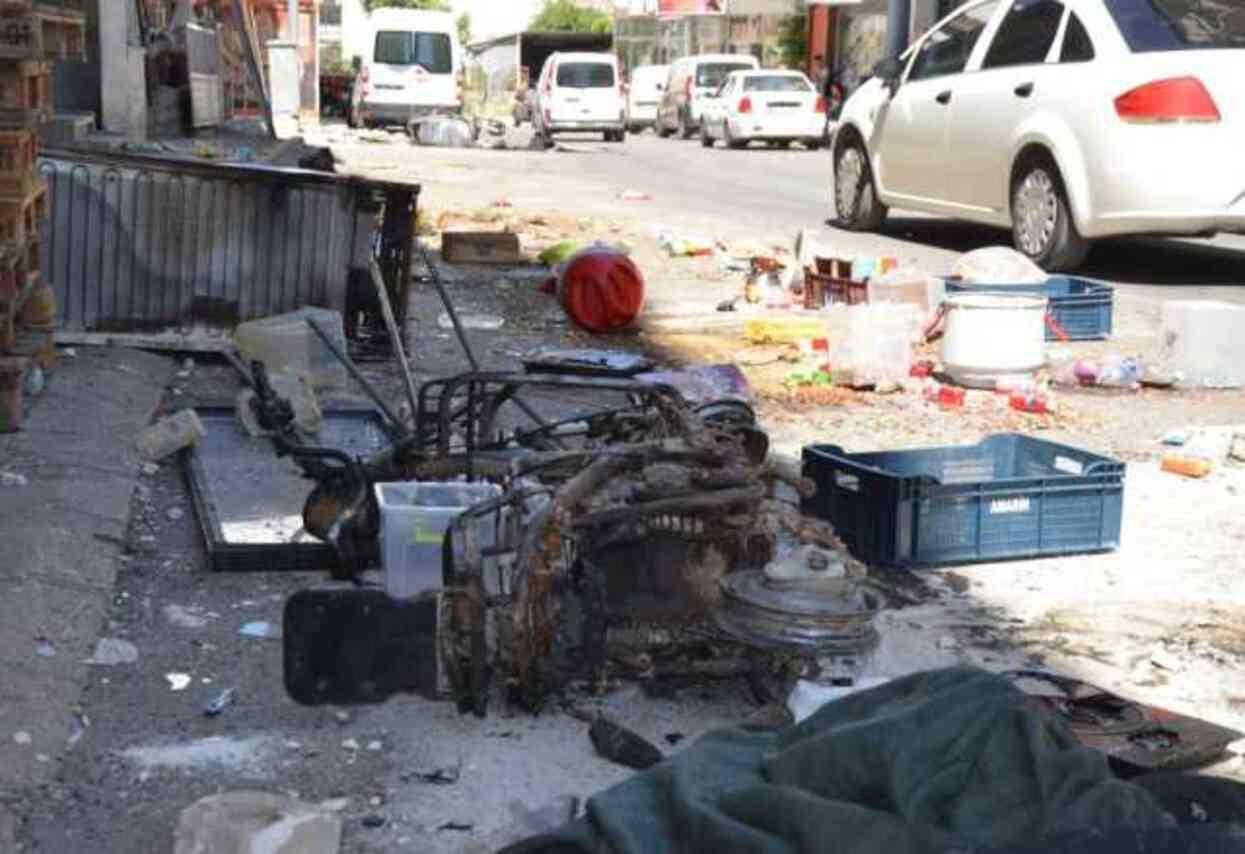 'Suriyeli' gerginliği Antalya'ya da sıçradı! Savaş alanına dönen sokaktaki hasar gün ağarınca ortaya çıktı 'Suriyeli' gerginliği Antalya'ya da sıçradı! Savaş alanına dönen sokaktaki hasar gün ağarınca ortaya çıktı