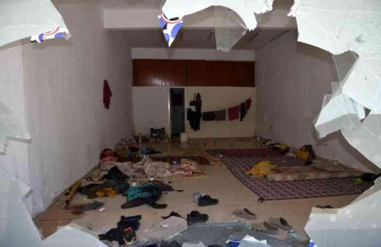 'Suriyeli' gerginliği Antalya'ya da sıçradı! Savaş alanına dönen sokaktaki hasar gün ağarınca ortaya çıktı 'Suriyeli' gerginliği Antalya'ya da sıçradı! Savaş alanına dönen sokaktaki hasar gün ağarınca ortaya çıktı