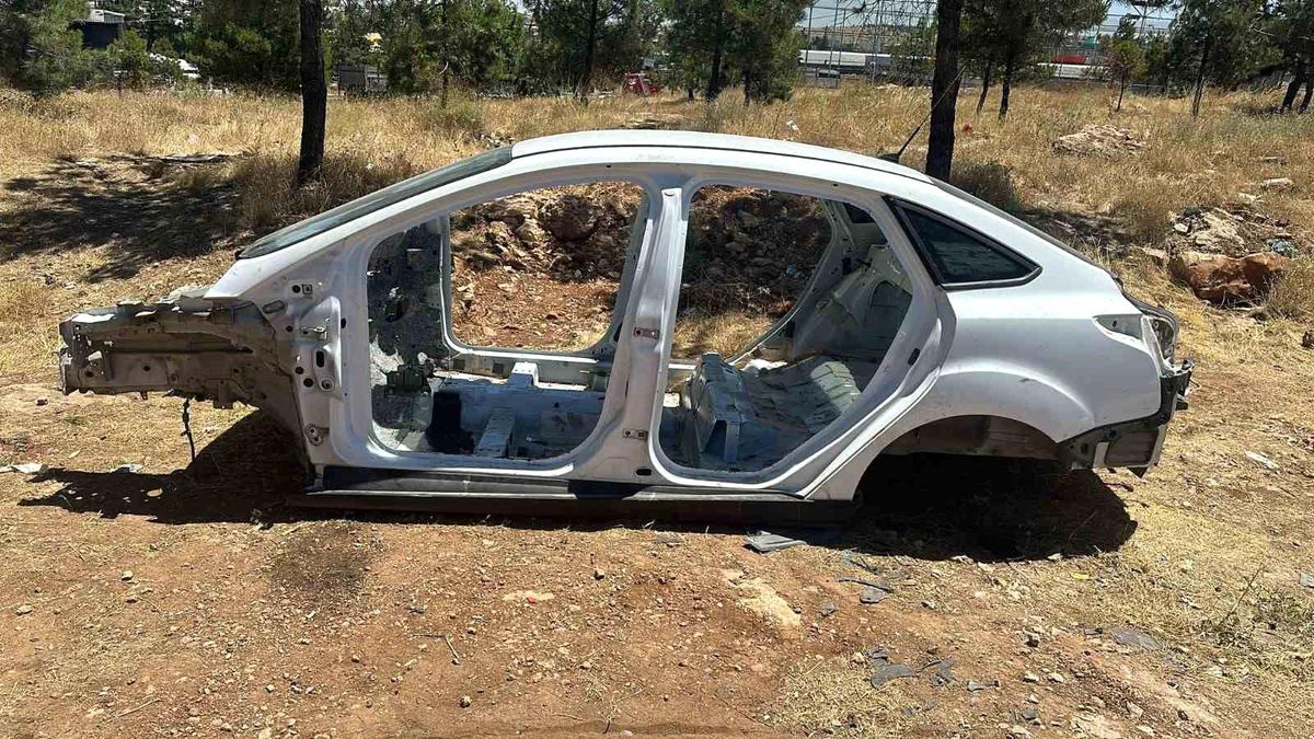Mersin\'de Kopyaladıkları Anahtarla Çaldıkları Otomobili Yıkayıp Parçalayarak Satan Şüpheliler Yakalandı