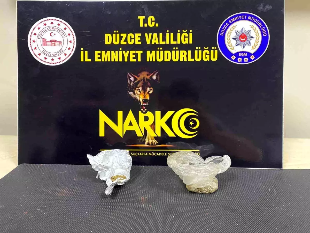 Düzce\'de Uyuşturucu Satıcısı Suçüstü Yakalandı