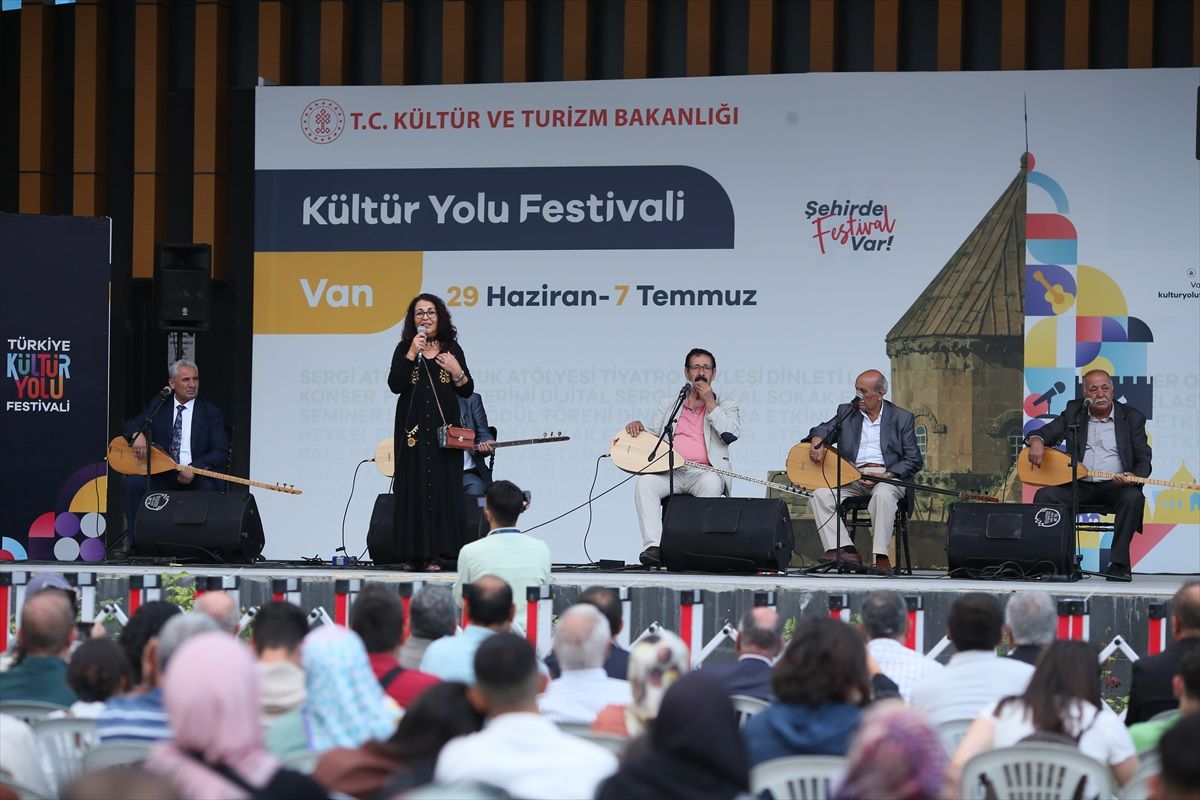 Van Kültür Yolu Festivali\'nde Çocuklar Gökyüzü Gözlemi Yaptı