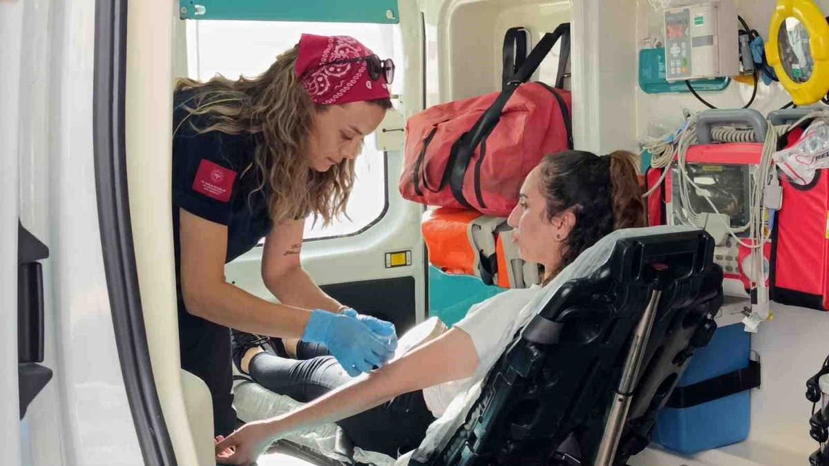 Yolun karşısına geçmek isteyen yayaya çarpmamak için frene basan motosikletli kadın yaralandı