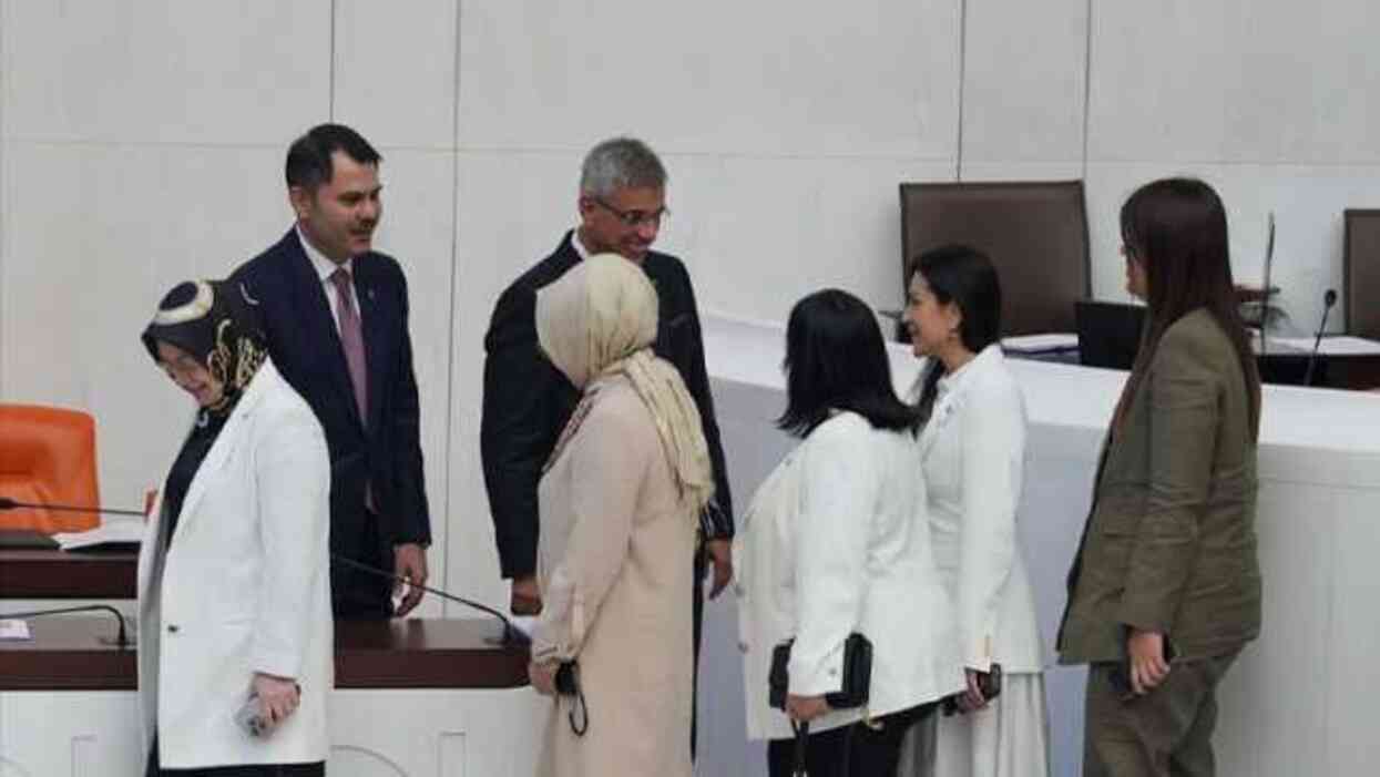 Yeni Bakanlar Murat Kurum ve Kemal Memişoğlu TBMM'de yemin etti Yeni Bakanlar Murat Kurum ve Kemal Memişoğlu TBMM'de yemin etti