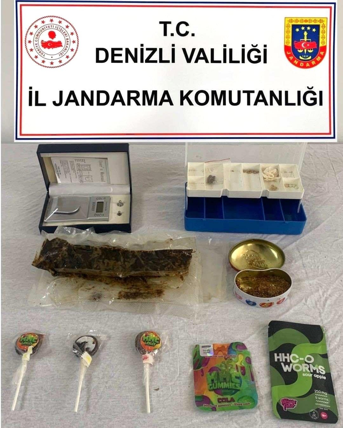 Denizli\'de Zehir Tacirlerine Operasyon: Ele Geçirilen Uyuşturucular Şeker Şeklinde