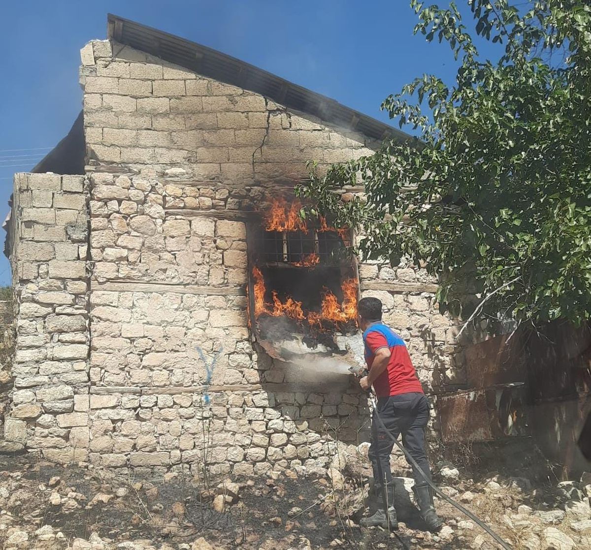 Besni\'de bir evin altındaki ahırda yangın çıktı