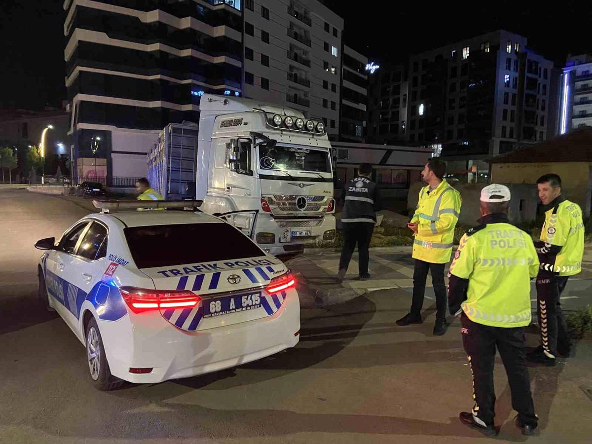 Aksaray\'da Tır Parkı Denetimi: Yasağa Uymayanlara Cezalar Kesildi