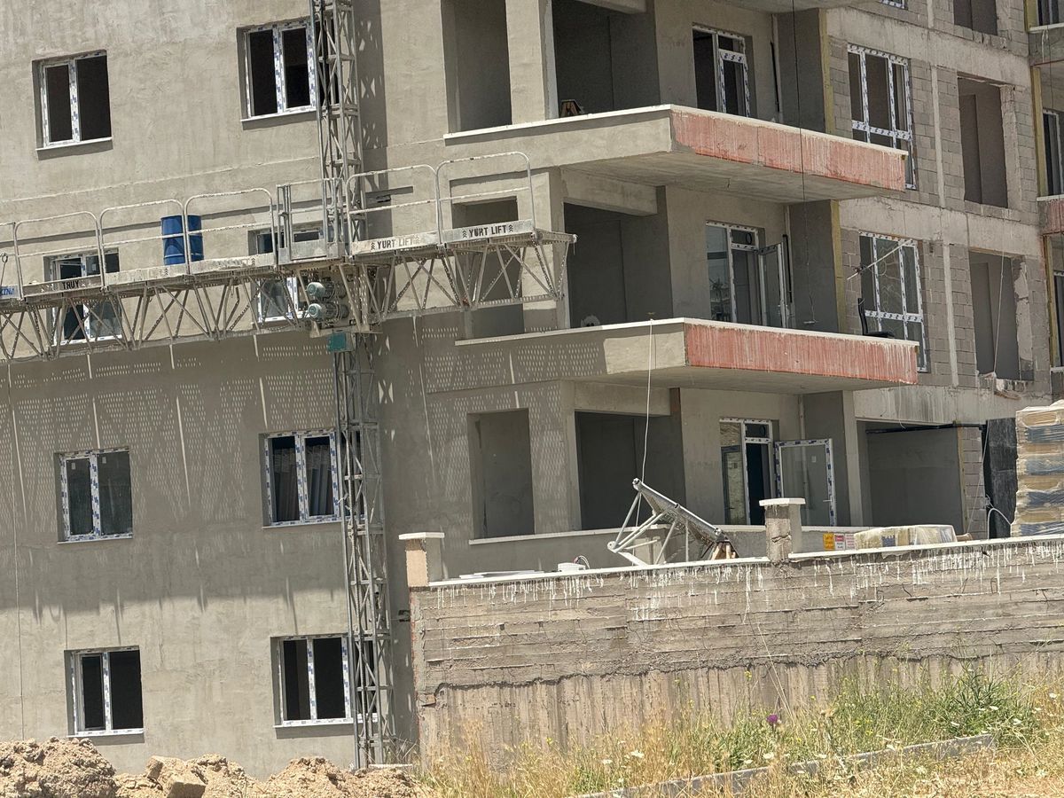 Ankara\'da İnşaat İşçileri İskele Çökmesi Sonucu Yaralandı