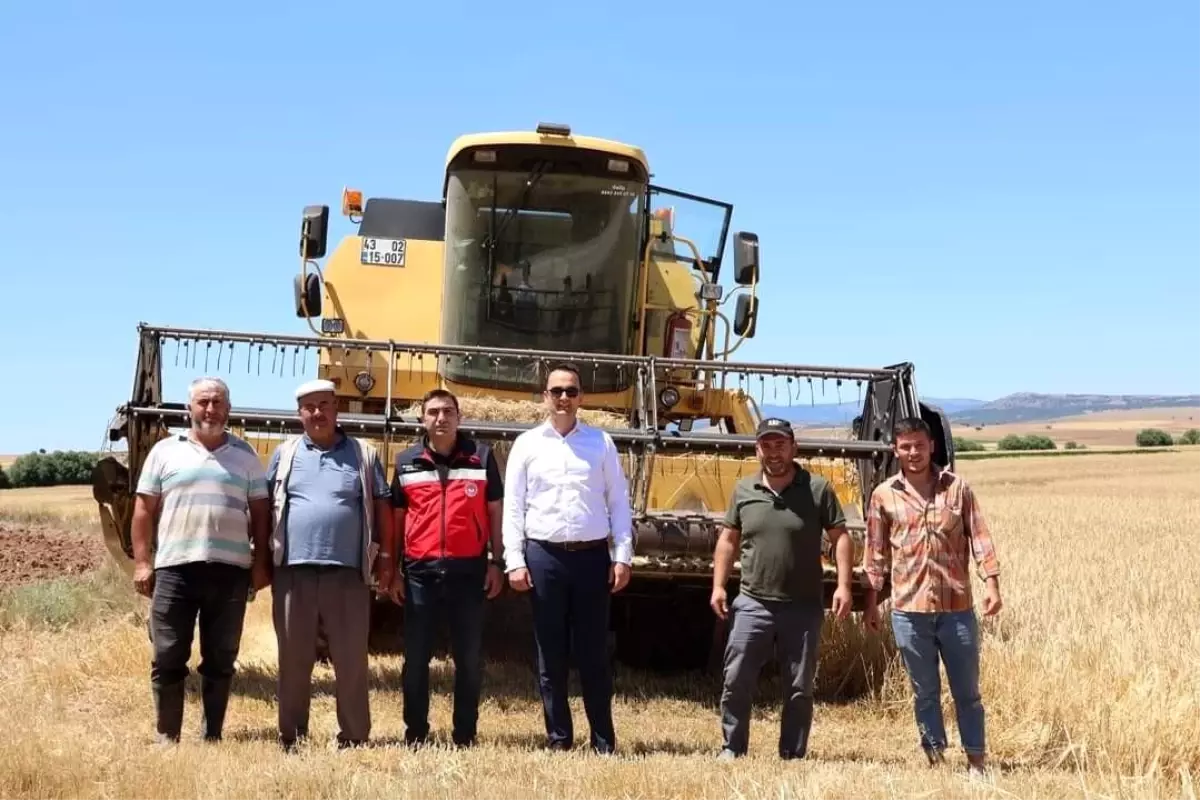 Aslanapa Kaymakamı ve İlçe Tarım Müdürü Biçerdöver Kontrolüne Katıldı