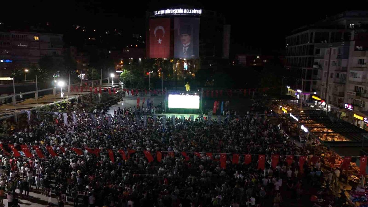 Aydınlılar Türkiye\'nin çeyrek finale yükselmesini dev ekranlardan izledi