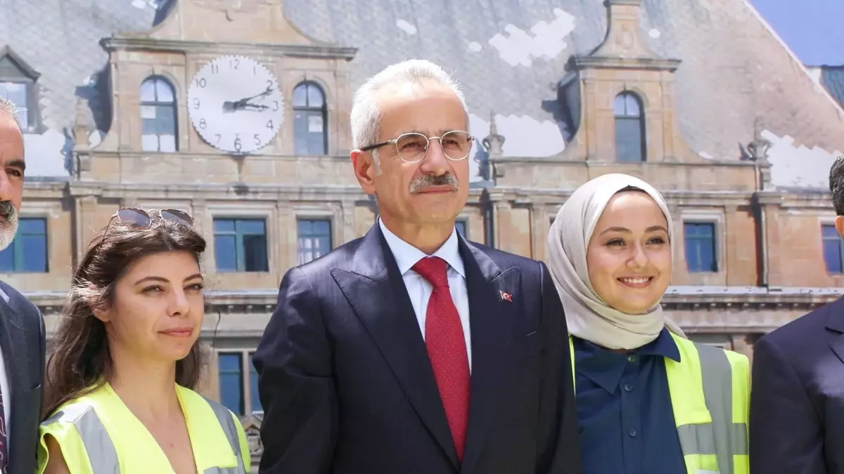 Bakan Uraloğlu: Haydarpaşa Garı\'nda gün yüzüne çıkan tarihi değerler dünyada bir ilk olacak