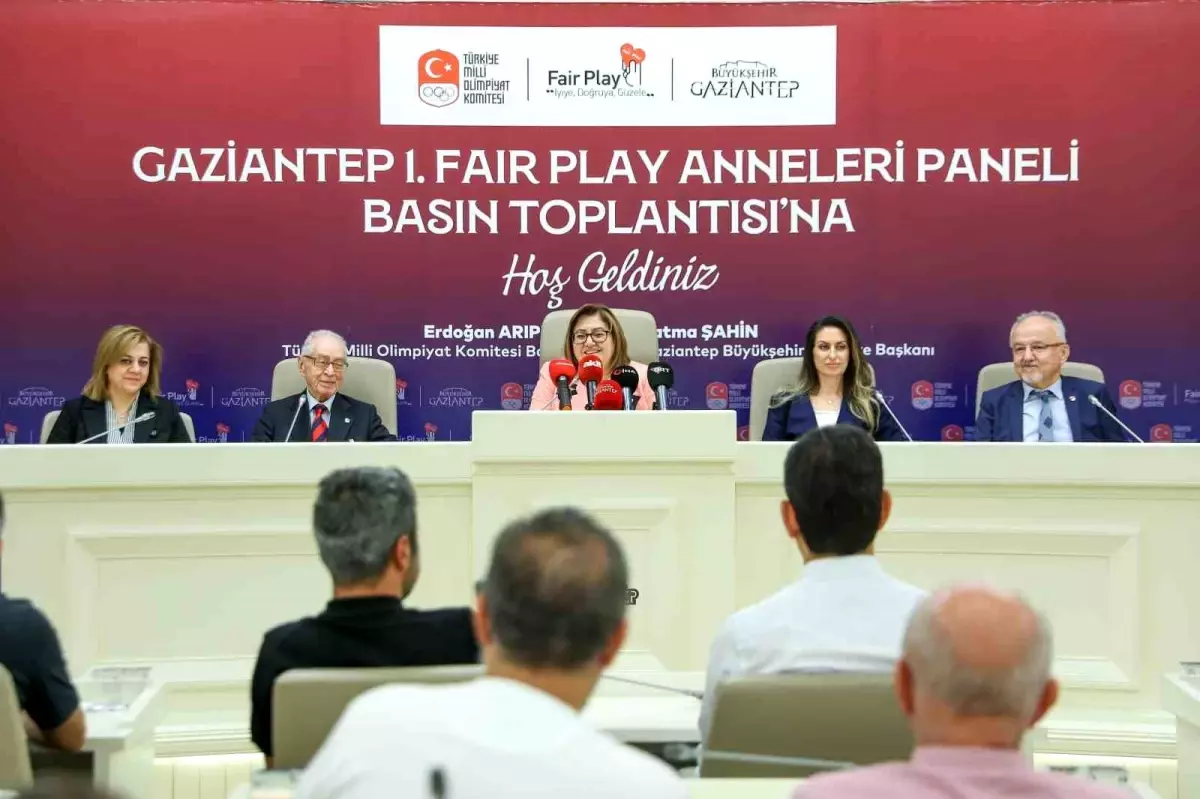 Gaziantep Büyükşehir Belediye Başkanı Fatma Şahin Türkiye\'nin 1 Numaralı Fair Play Annesi Seçildi