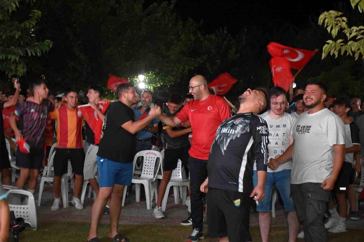 Germencik\'te A Milli Futbol Takımı\'nın galibiyeti coşkuyla kutlandı