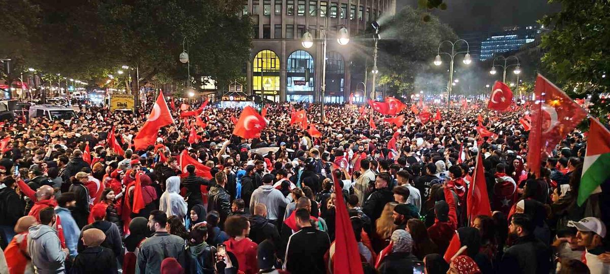 Berlin\'de Türk Taraftarlar Avusturya Zaferini Kutladı