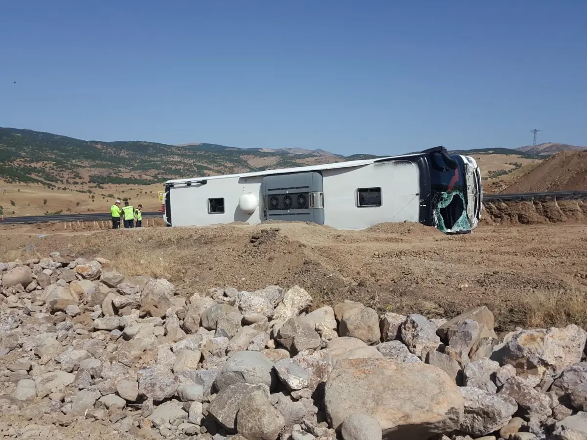 Bingöl\'de Yolcu Otobüsü Devrildi: 14 Yaralı