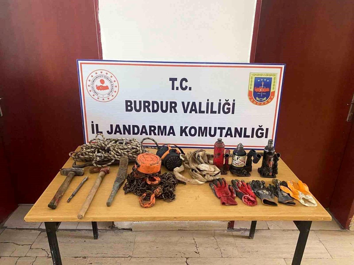 Burdur\'da yapılan operasyonlarda 4 şüpheli tutuklandı
