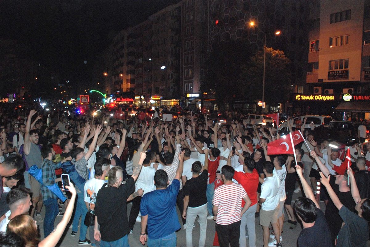 Milli Takımın Avusturya\'yı yenerek çeyrek finale yükselmesi coşkuyla kutlandı