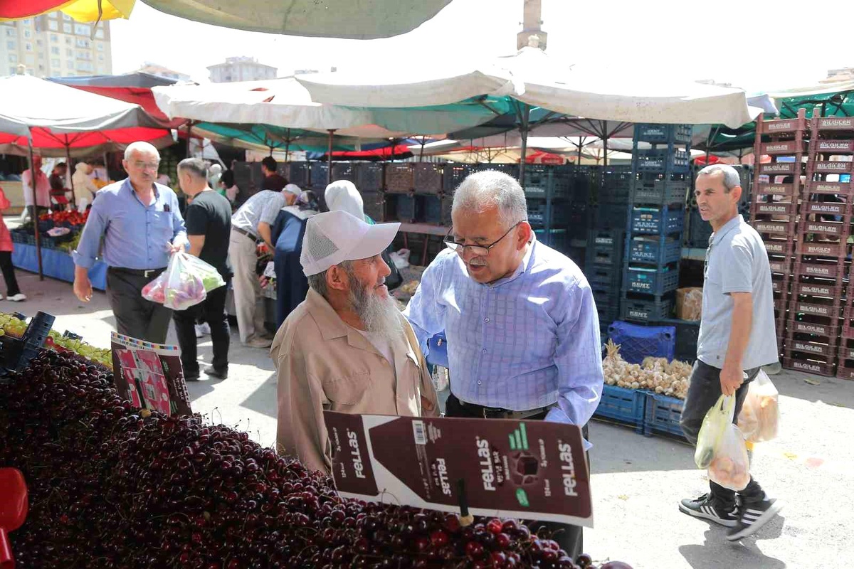 Başkan Büyükkılıç, Melikgazi ilçesinde semt pazarını ziyaret etti