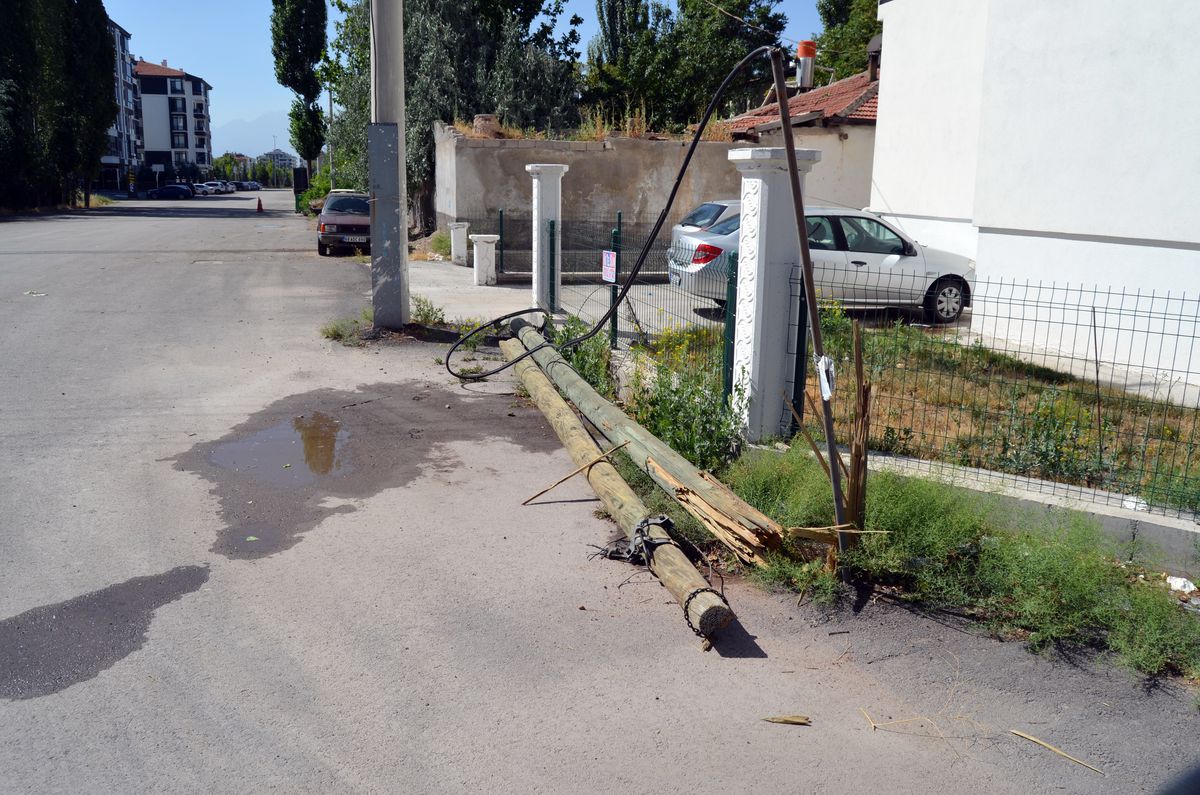 Aksaray\'da Kamyonun Çarptığı Direk İşçiyi Ağır Yaraladı