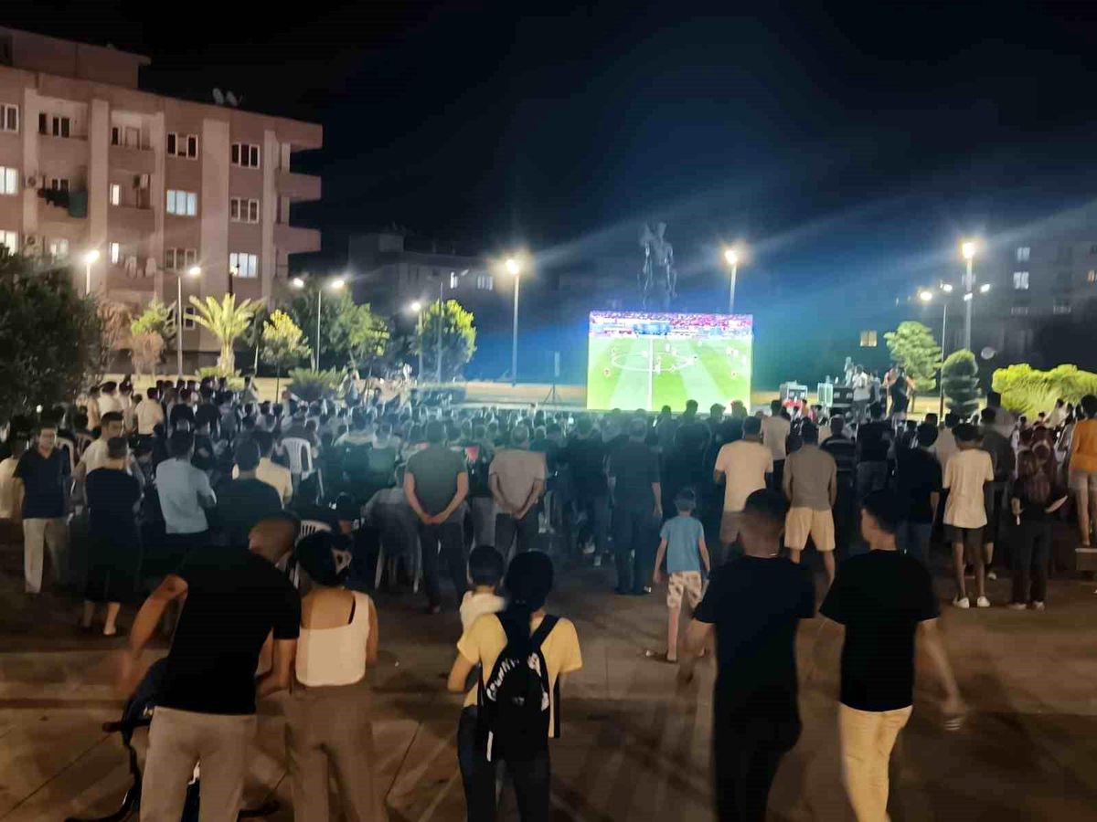 Ceyhan Belediyesi, Milli Takım\'ın zaferini dev ekranda kutladı