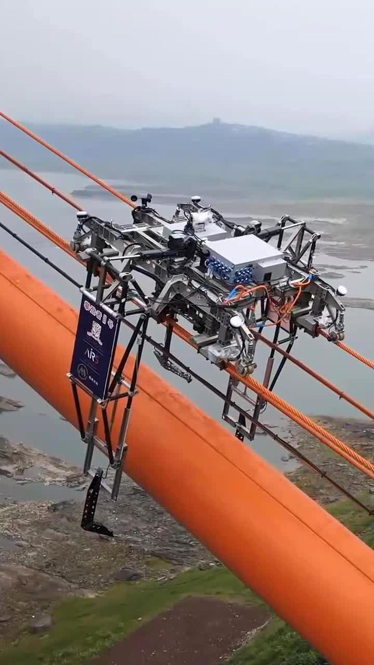 Çin\'de geliştirilen robotlar köprü halatlarının denetimini yapıyor
