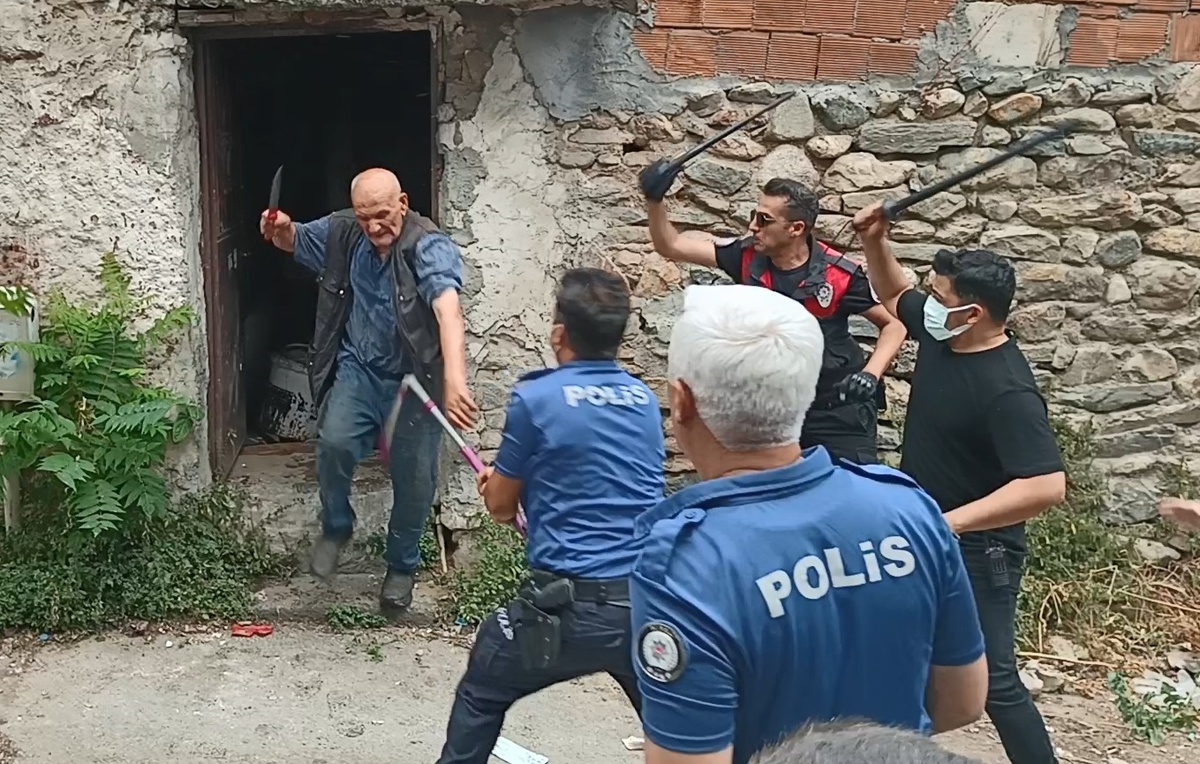 Bursa\'da \'çöp ev\' sahibi belediye ekiplerine bıçak çekti, polis memurunu yaraladı