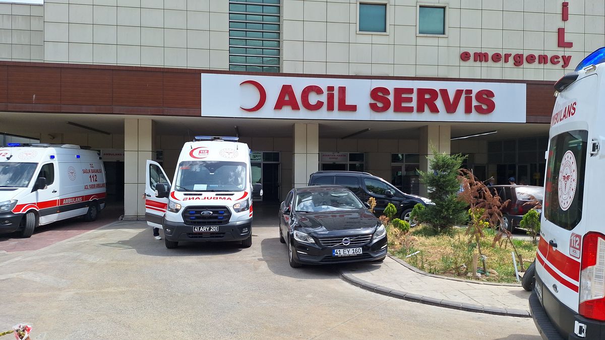 Kandıra\'da Denizde Hareketsiz Bulunan Genç Hastaneye Kaldırıldı