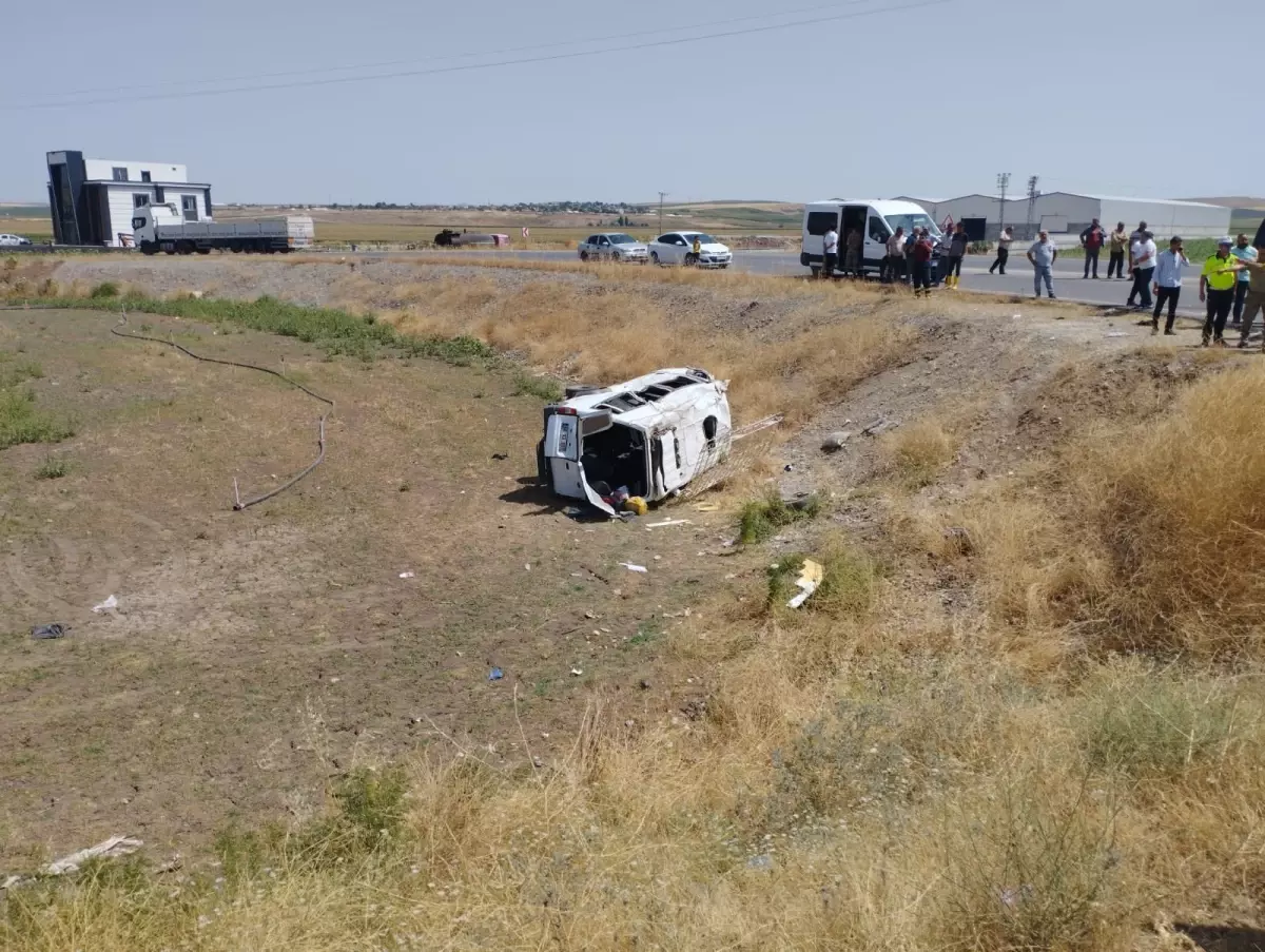 Diyarbakır\'da minibüs ile kamyonet çarpıştı: 6\'sı çocuk 14 kişi yaralandı