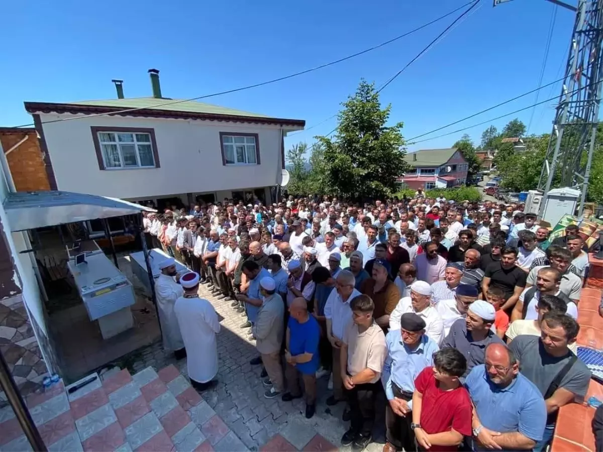 Edirne\'de trafik kazasında hayatını kaybeden Ordulu baba, oğlu ve yeğen toprağa verildi