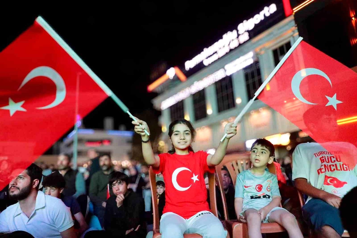 A Milli Futbol Takımı\'nın çeyrek finale yükselmesi Erzincan\'da coşkuyla kutlandı