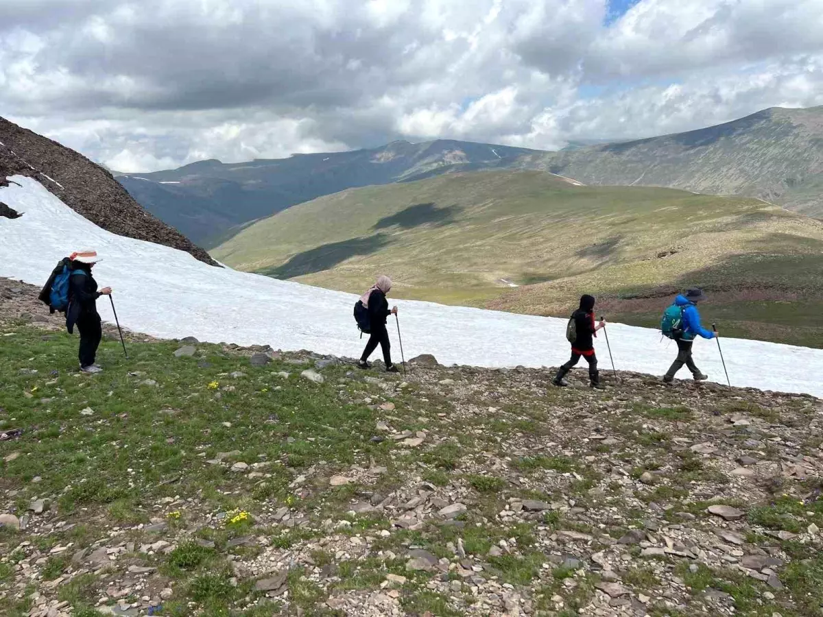 Erzurum\'da 25 Kişilik Yürüyüş Grubu Doğa Yürüyüşüyle Dört Mevsimi Bir Arada Yaşadı