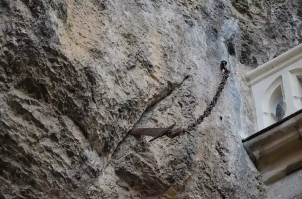 \'\'Excalibur\'\' olarak bilinen antik kılıç, 1.300 yıldır saplı olarak durduğu yerden gizemli bir şekilde kayboldu
