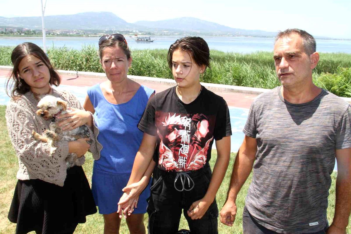 Fransız Aile, Türkiye\'de Kaybolan Kedileri İçin Gözyaşı Döküyor