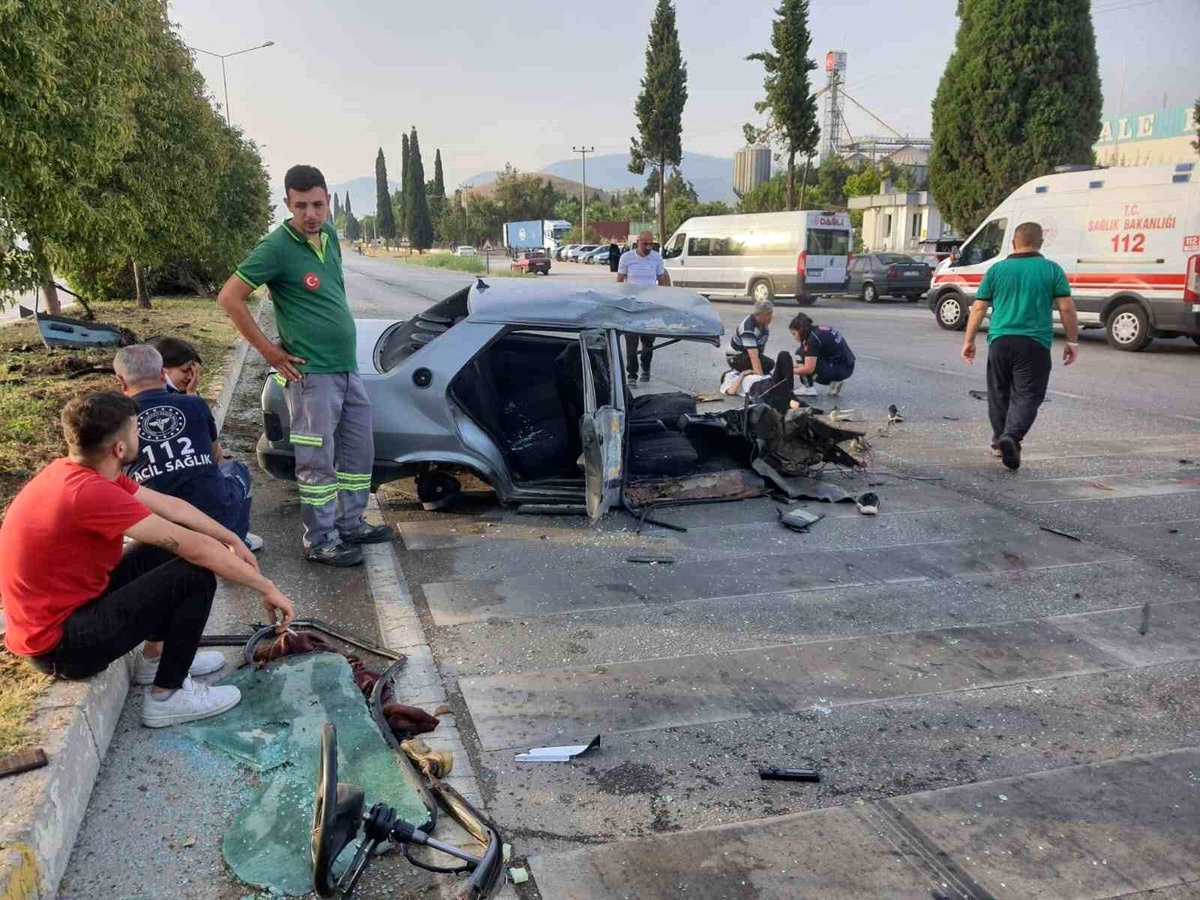 Denizli\'de freni patlayan otomobil ağaçlara çarptı: 5 yaralı
