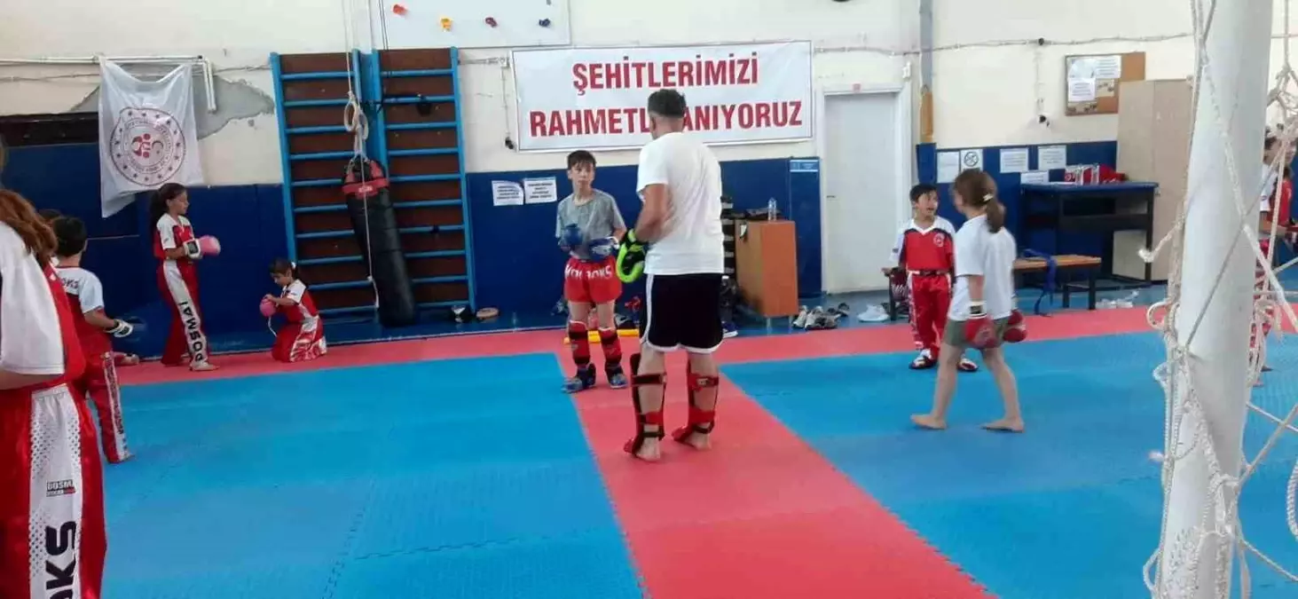 Gediz\'den 4 Kick Boks Sporcusu Türkiye Şampiyonasına Hazırlanıyor