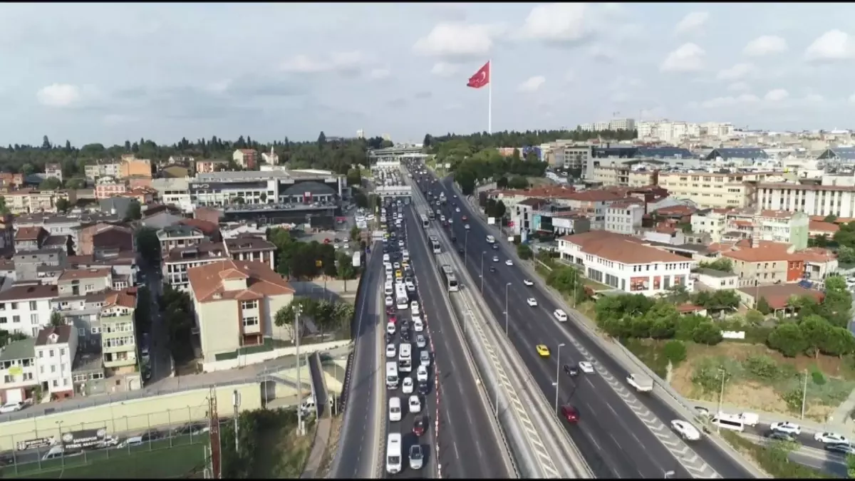 Haliç Köprüsü\'nde Asfalt Yenileme Çalışması Nedeniyle Trafik Yoğunluğu