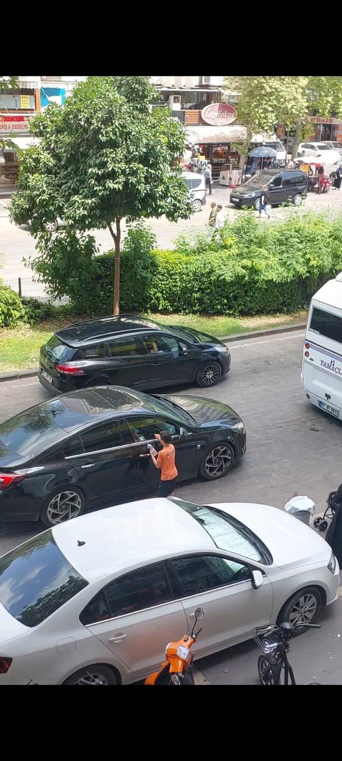 Suriyeli Anne Trafikte Su Sattırıp Paraları Topladı