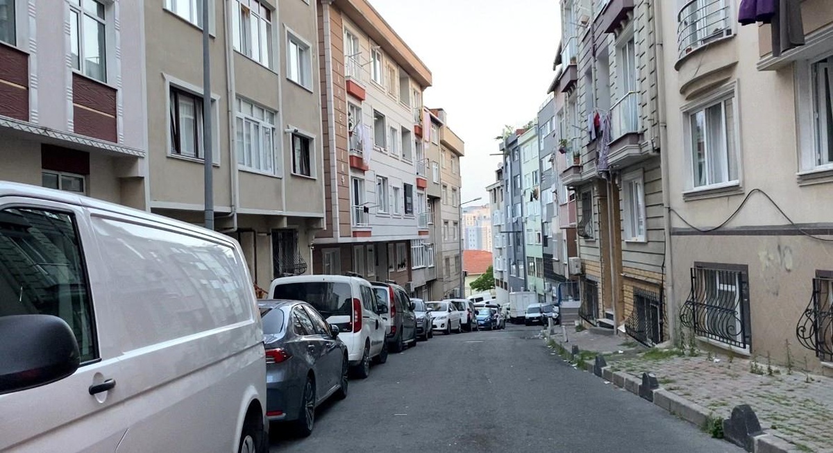 Kağıthane\'de Komşu Kavgası: Çöpleri Süpüren Adam Dövüldü